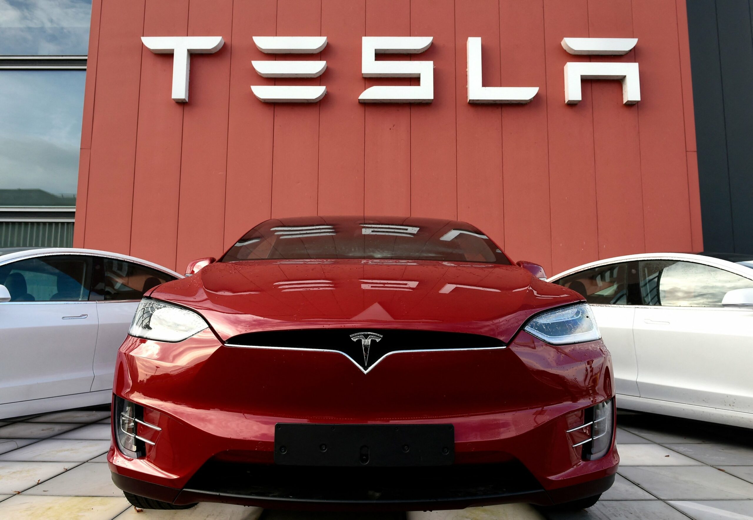 Tesla ยอดส่งมอบทะลุเป้าปี 2564 ผลิตรถเกือบล้านคันทั่วโลก