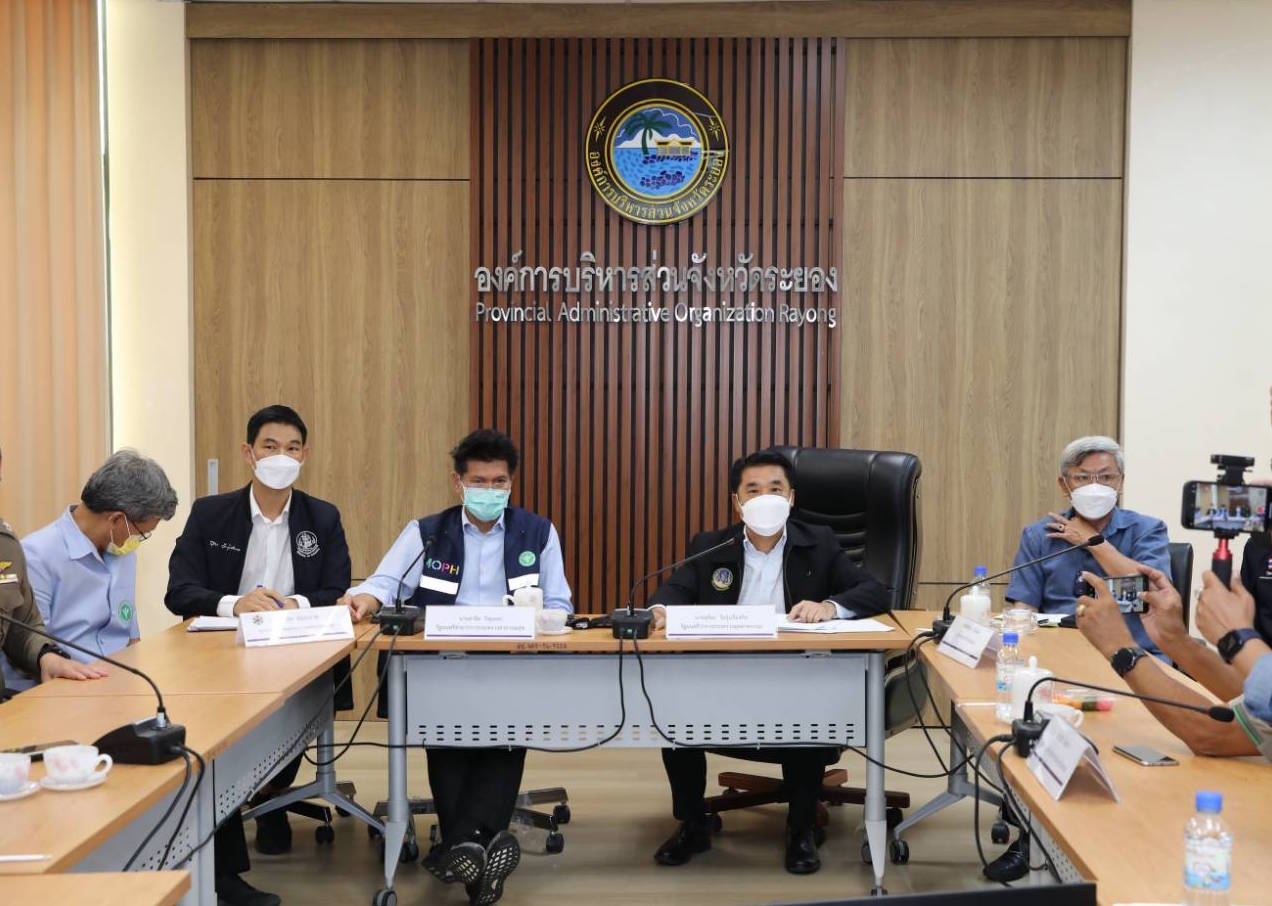 “สุริยะ-สาธิต” สำรวจน้ำมันรั่วมาบตาพุด ย้ำวันนี้เคลียร์ได้หมด