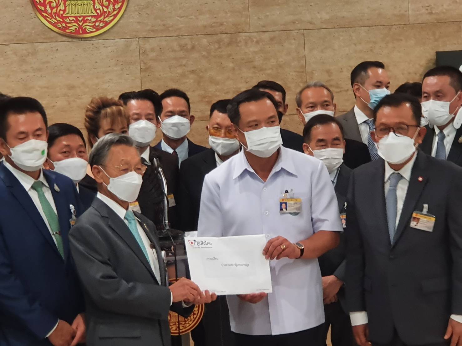 อนุทิน นำภูมิใจไทย ยื่นร่างกฎหมายกัญชง-กัญชา ปลดล็อกพ้นยาเสพติด