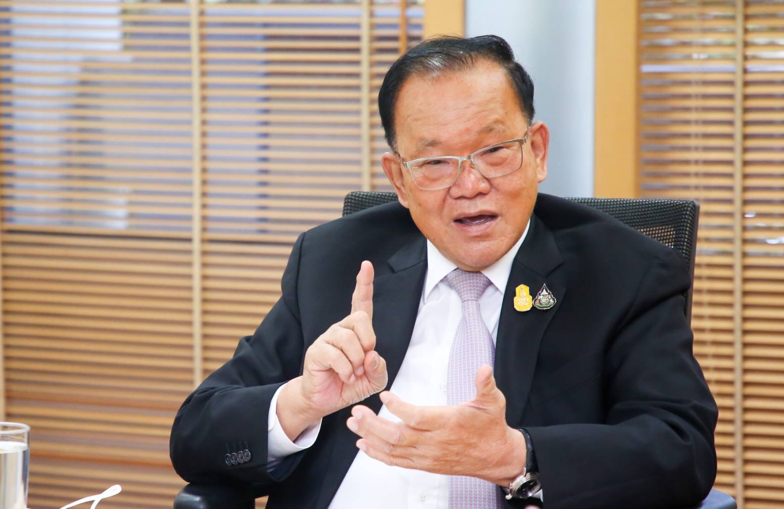 นายสันติ พร้อมพัฒน์ รัฐมนตรีช่วยว่าการกระทรวงการคลัง
