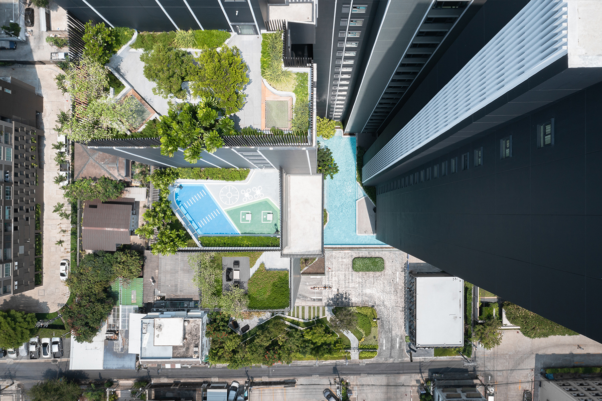 ไอดีโอ สาทร-วงเวียนใหญ่ Live with Nature ห้องชุดล้อมสระ
