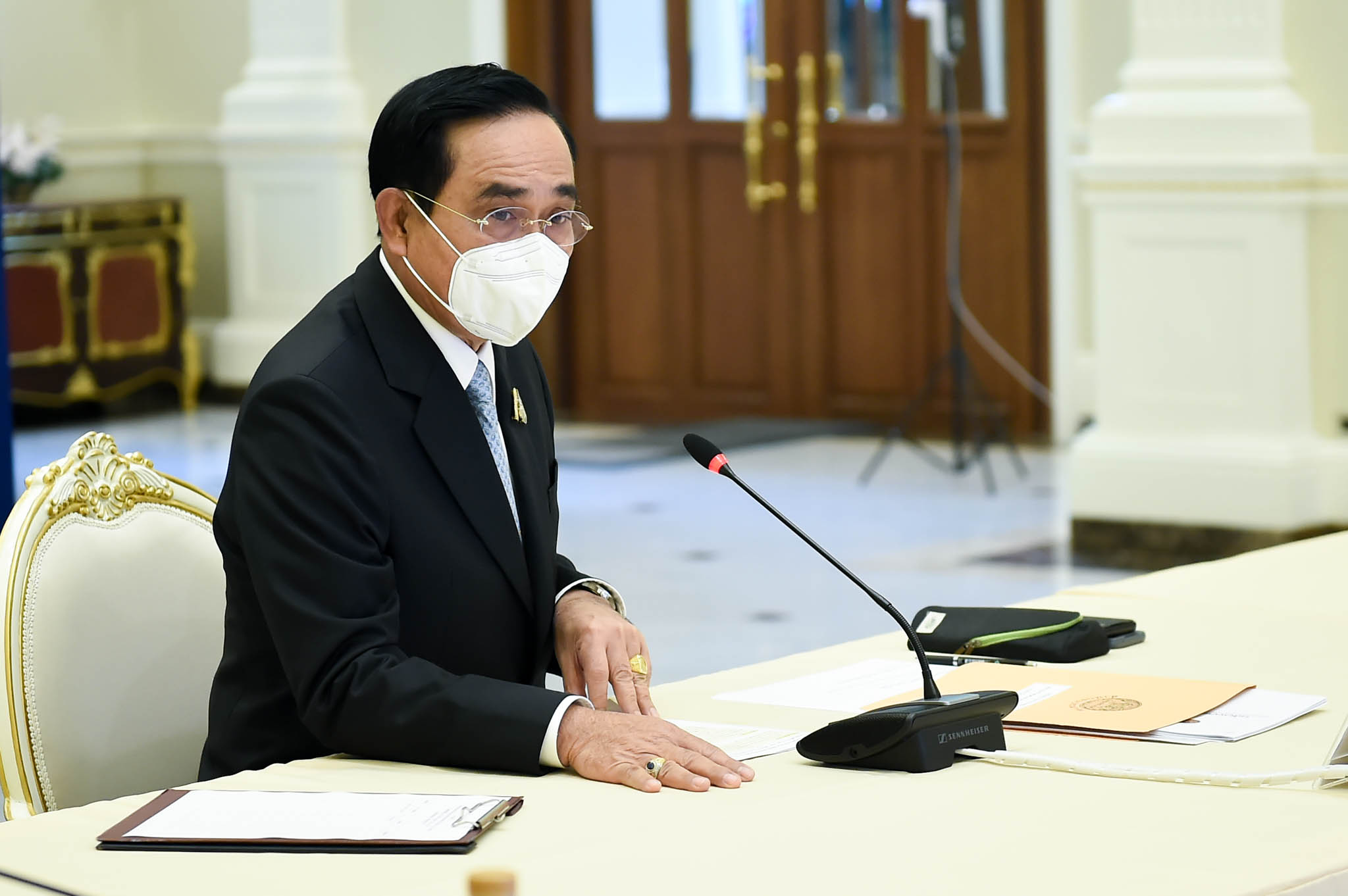 ประยุทธ์ สั่งหน่วยงานปรับมาตรการ เน้นรัฐ-เอกชน ทำงานที่บ้าน