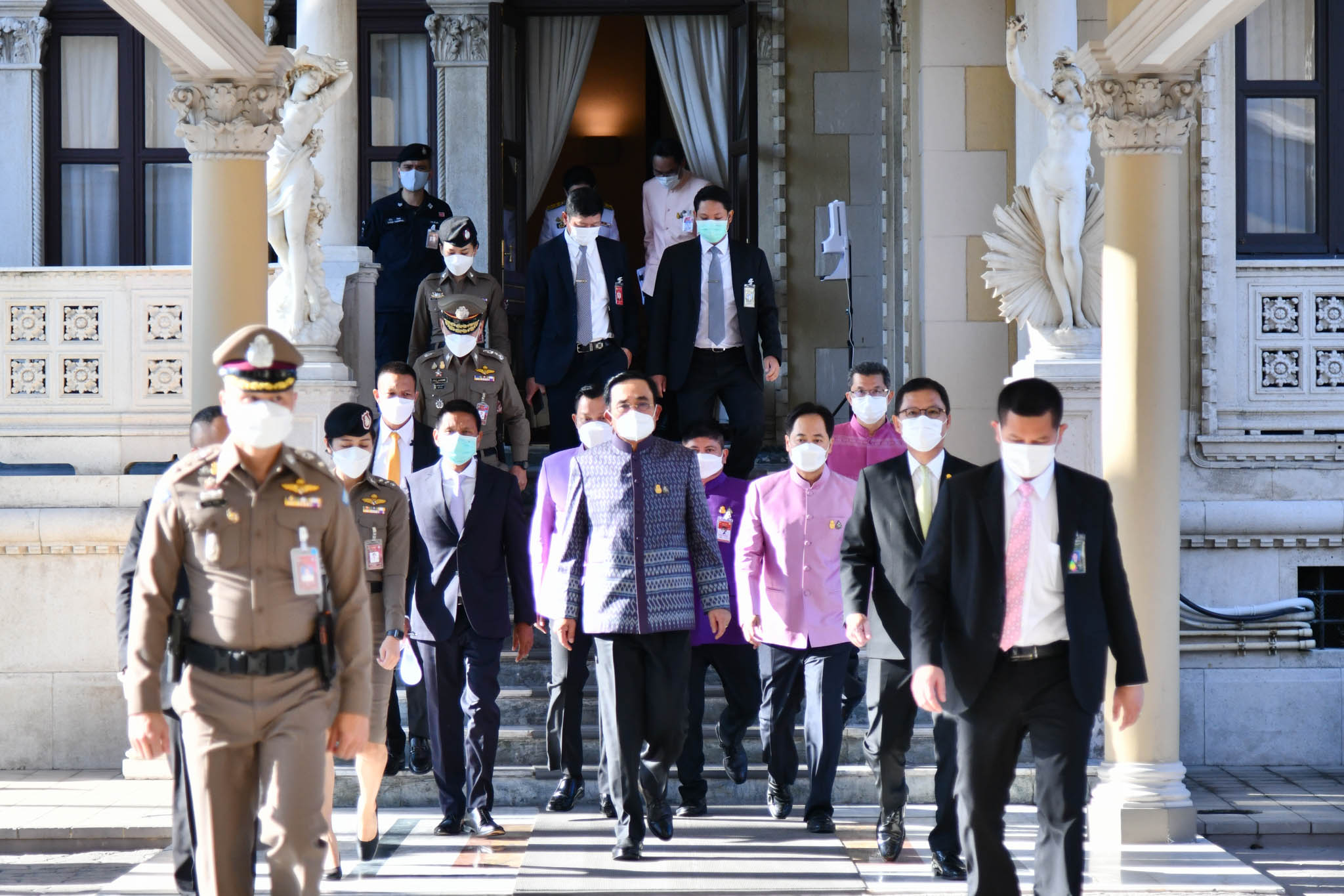 นิด้าโพล ชี้ ประชาชนเชื่อ ประยุทธ์อยู่ยาวครบปี-เศรษฐกิจจะแย่ลง