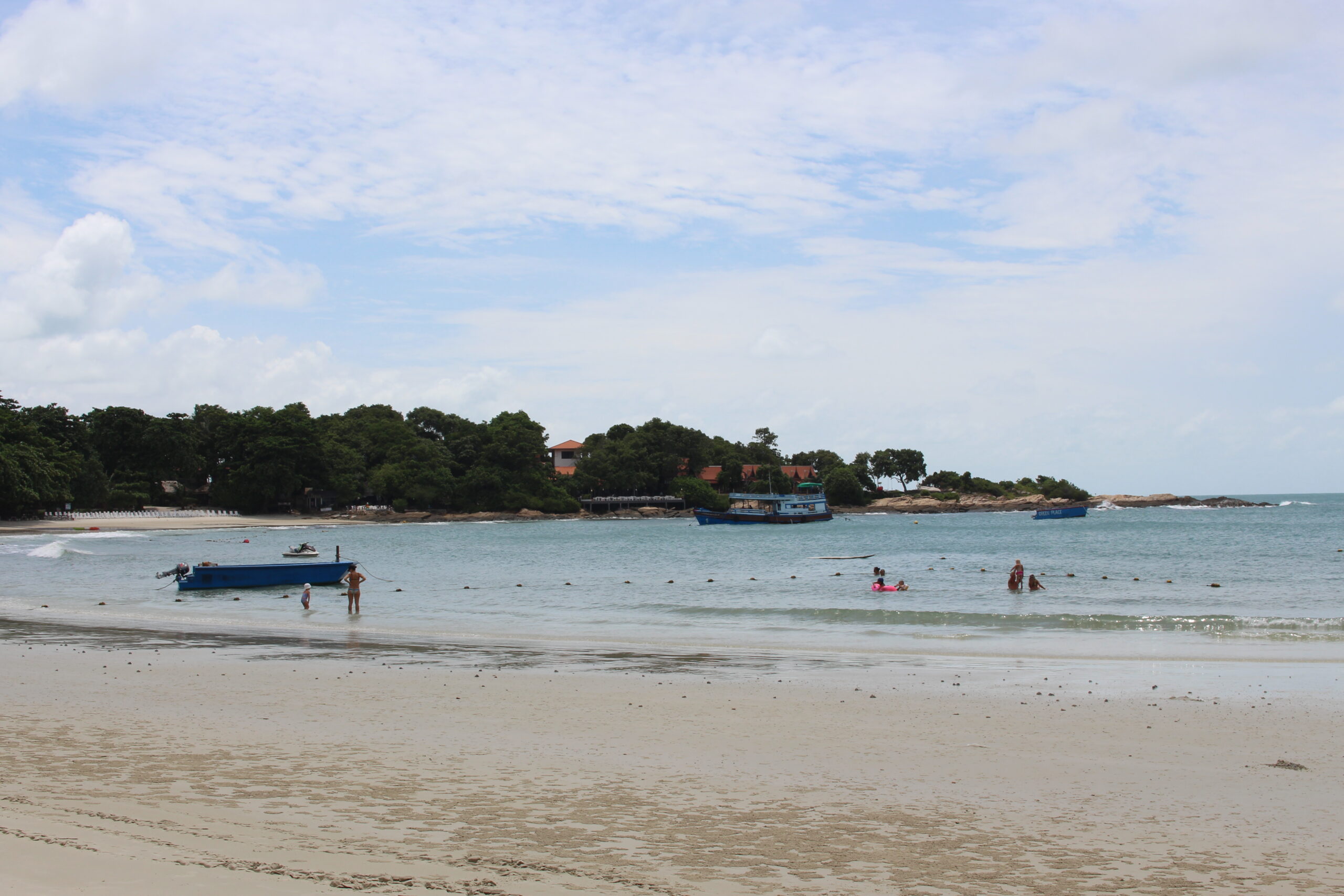 นายกฯท่องเที่ยวเสม็ด เผยคราบน้ำมันลอยมาถึงแถวหาดแม่รำพึงแล้ว 