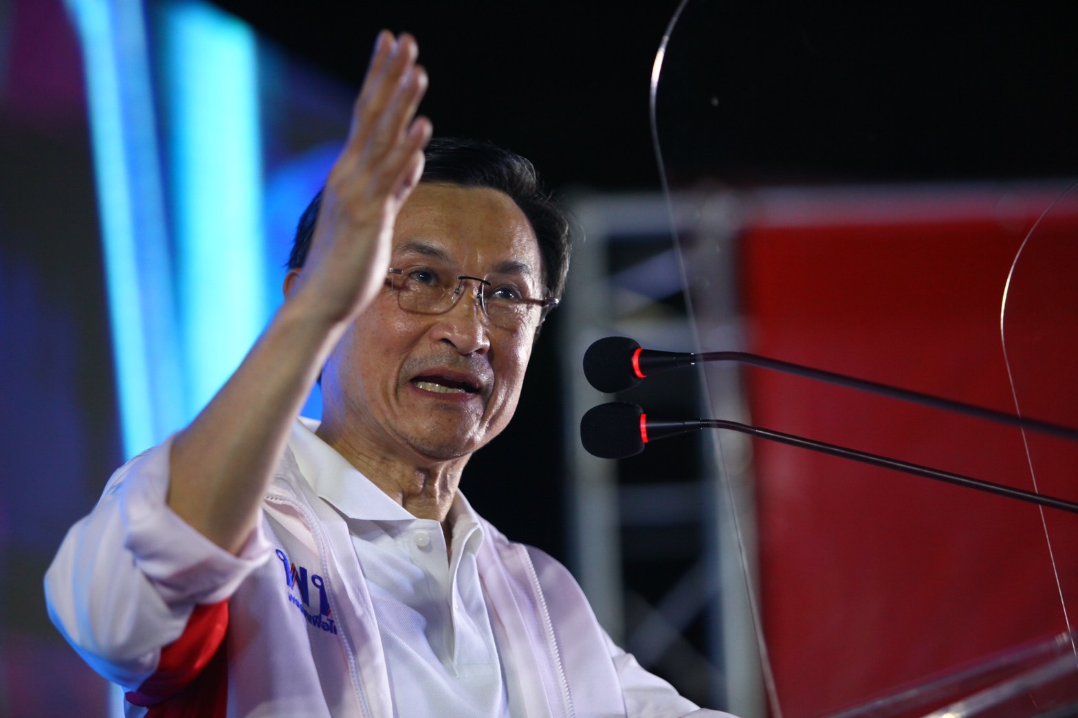 ปราศรัยใหญ่เพื่อไทย จาตุรนต์ ถาม “ประยุทธ์” อย่ายอมแพ้ใคร ป้อมหรือแป้ง 