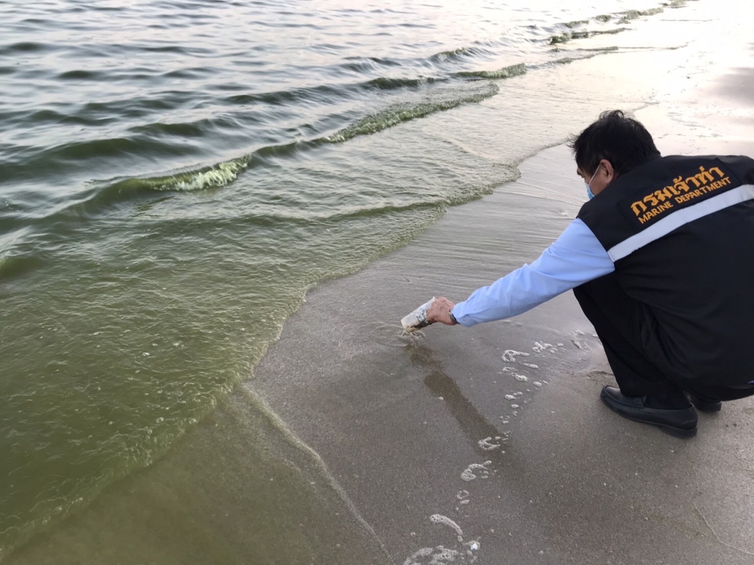เจ้าท่าประจวบฯ สำรวจหาดบ้านกรูด ไม่พบคราบน้ำมัน