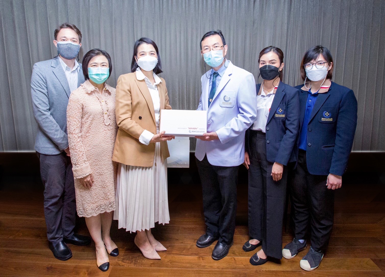 รพ.บ้านแพ้ว มอบของที่ระลึกขอบคุณมูลนิธิศุภชัย-บุษดี เจียรวนนท์ ร่วมบริจาคสร้างศูนย์ผ่าตัดหัวใจ