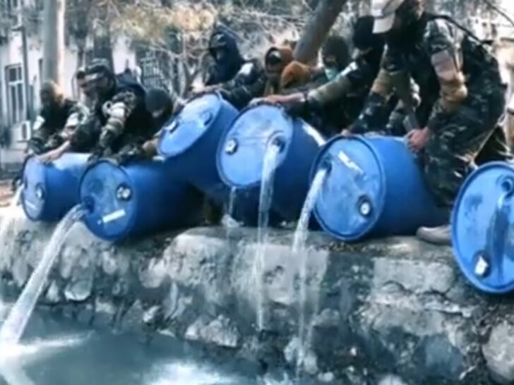 ตาลีบันเทเหล้า 3 พันลิตรลงคลอง ตาลีบันเทเหล้า 3 พันลิตรลงคลอง