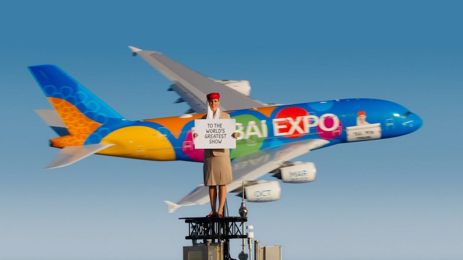 เอมิเรตส์ โฆษณาทะลุฟ้า ส่ง A380 โฉบด้านหลังสาวบนตึกสูง 823 เมตร
