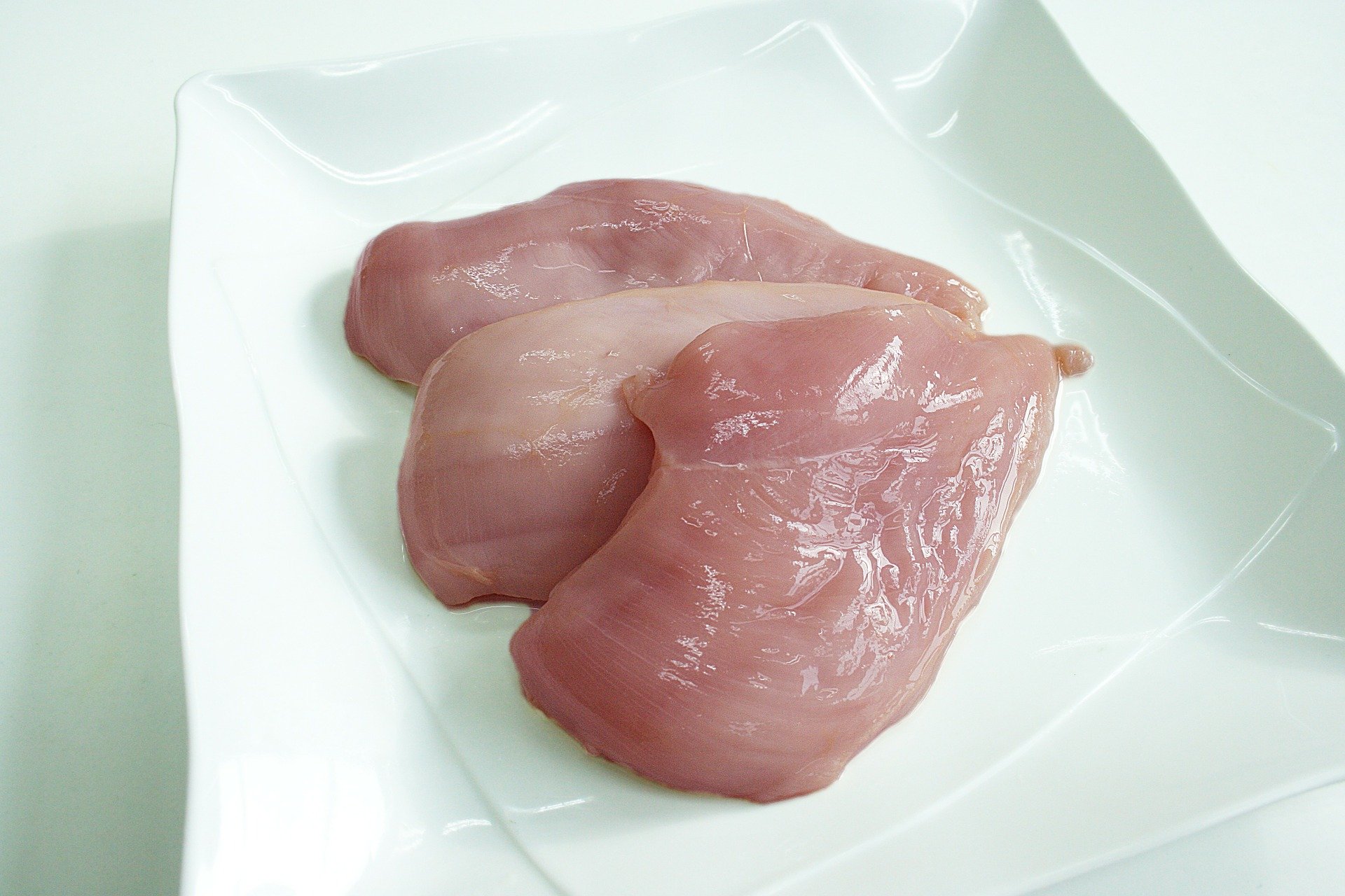 เนื้อไก่ในห้าง พาณิชย์ตรึงราคาวันนี้วันแรก เช็กที่นี่