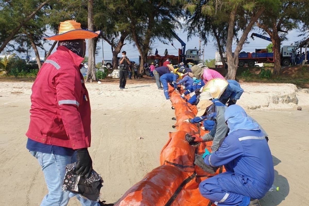 IRPC ช่วยกู้ชายหาดแม่รำพึง ส่งเรือเข้าวางทุ่นกักคราบน้ำมัน
