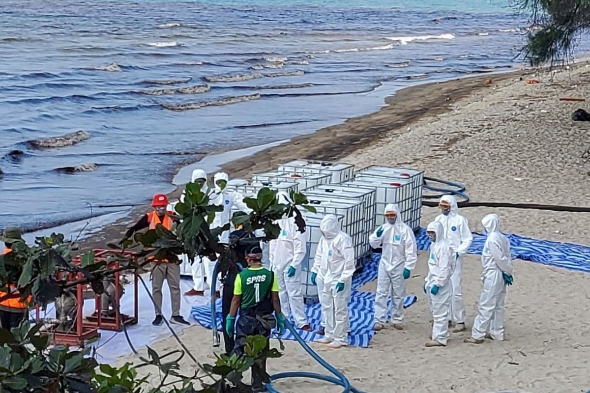 หาดแม่รำพึง จ.ระยอง วิกฤตคราบน้ำมันดิบขึ้นฝั่ง กระทบรายได้แม่ค้า