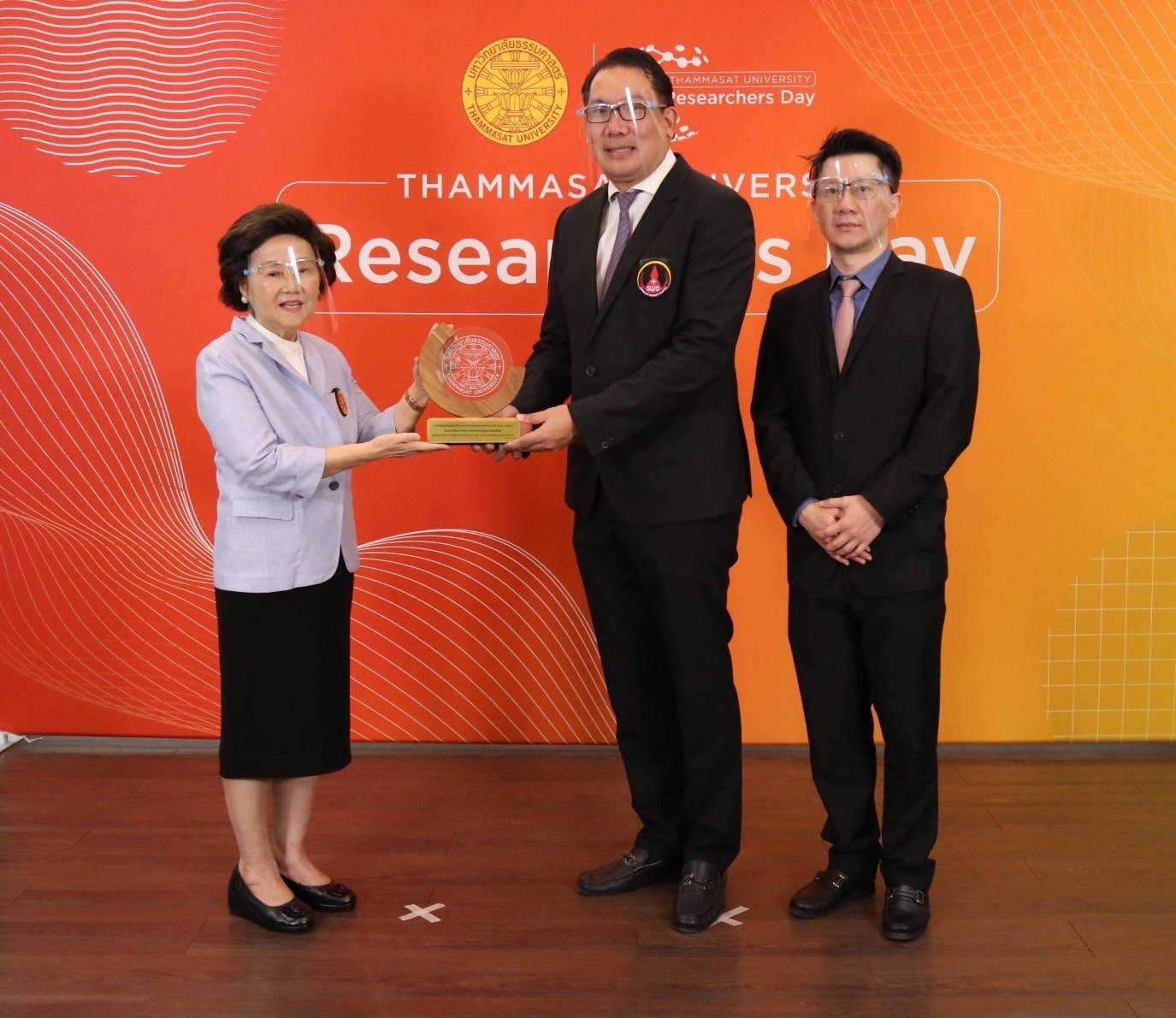 คณะแพทย์ธรรมศาสตร์ สุดเจ๋ง ! ผลงานวิจัยยาฉีดเพื่อระงับปวดจากการผ่าตัดเปลี่ยนผิวข้อเข่าเทียม ได้รับการตีพิมพ์ในวารสารระดับโลก