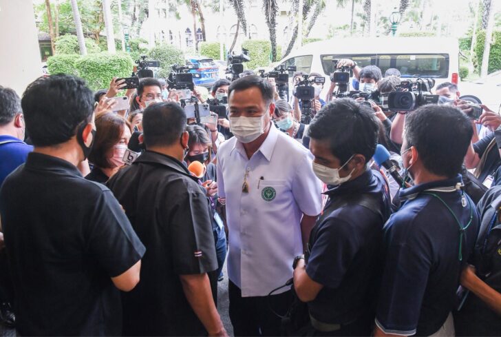นายอนุทิน ชาญวีรกูล รองนายกรัฐมนตรีและรัฐมนตรีว่าการกระทรวงสาธารณสุข ในฐานะหัวหน้าพรรคภูมิใจไทย (ภท) ให้สัมภาษณ์ที่ทำเนียบรัฐบาล นายอนุทิน ชาญวีรกูล รองนายกรัฐมนตรีและรัฐมนตรีว่าการกระทรวงสาธารณสุข ในฐานะหัวหน้าพรรคภูมิใจไทย (ภท) ให้สัมภาษณ์ที่ทำเนียบรัฐบาล