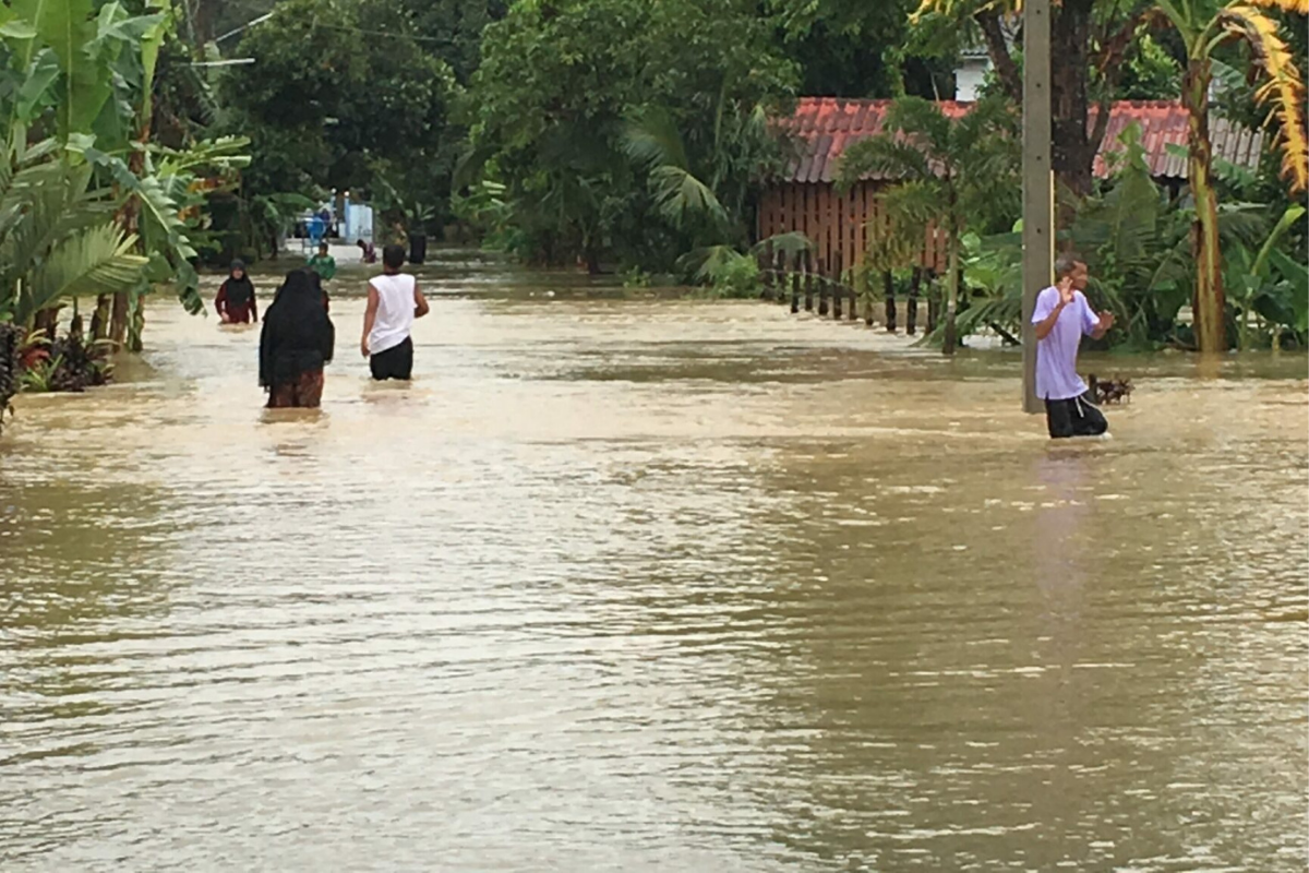 นราธิวาส น้ำท่วมไหลเชี่ยวแรง อ่วม 13 อำเภอ ชาวบ้านอพยพ