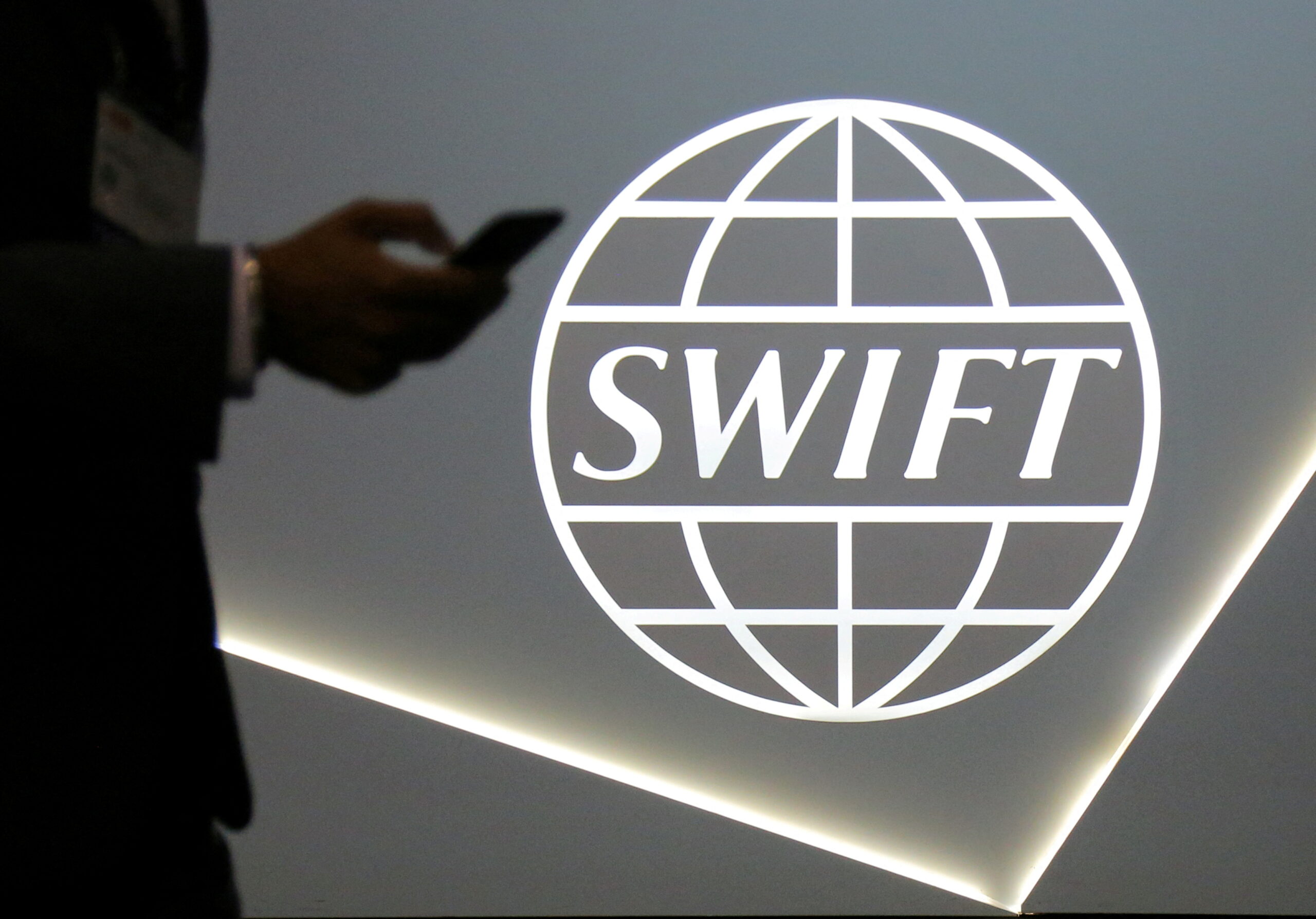 สหรัฐ-อียู เชือดแบงก์รัสเซีย ขับออกจากระบบ SWIFT
