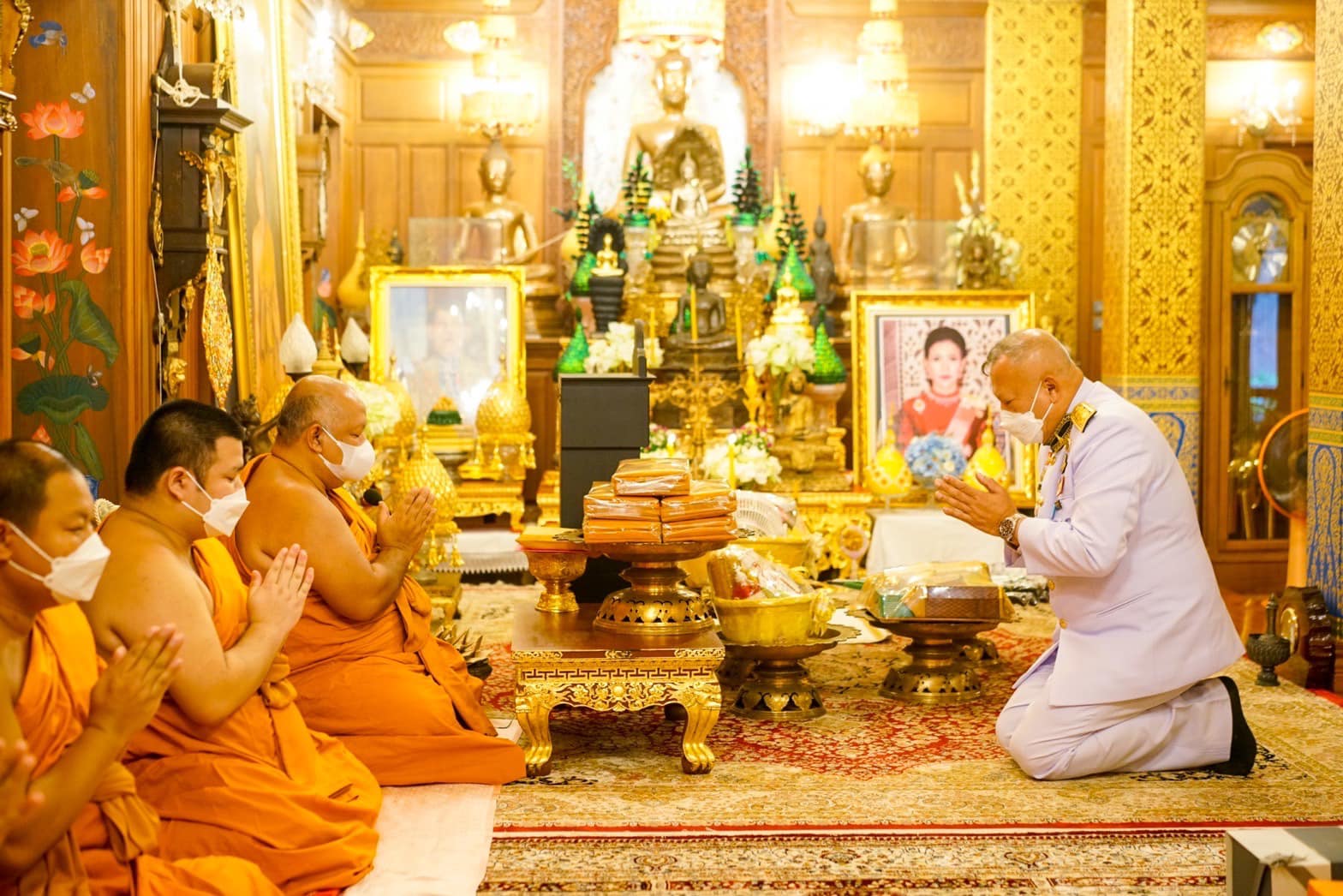 ในหลวง พระราชินี พร้อมเจ้าคุณพระฯ โปรดเกล้าฯให้เชิญผ้าไตร เครื่องสังฆทานพระราชทาน
