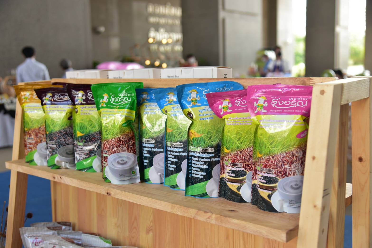 กรมพัฒน์ฯ จับมือ โลตัส-ช้อปปี้ นำสินค้าชุม 100 ร้านขึ้นห้าง-ออนไลน์