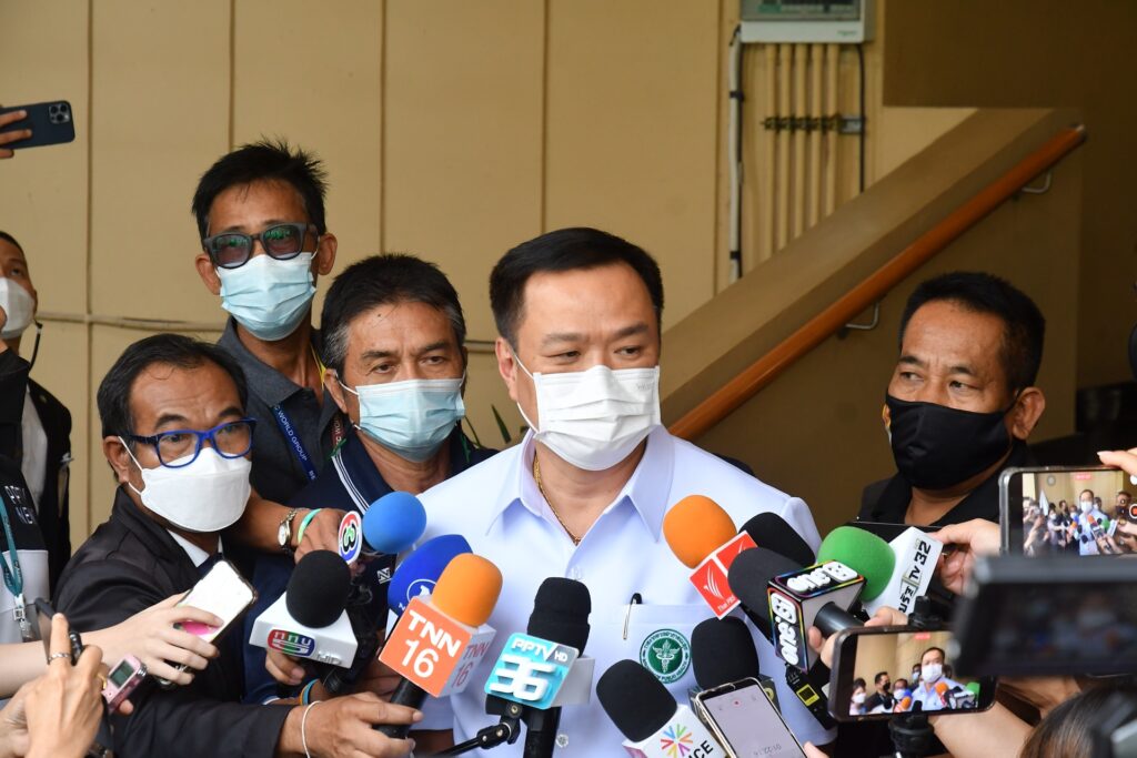 นายอนุทิน ชาญวีรกูล รองนายกรัฐมนตรีและรัฐมนตรีว่าการกระทรวงสาธารณสุข ในฐานะหัวหน้าพรรคภูมิใจไทย (ภท) ให้สัมภาษณ์ที่ทำเนียบรัฐบาล