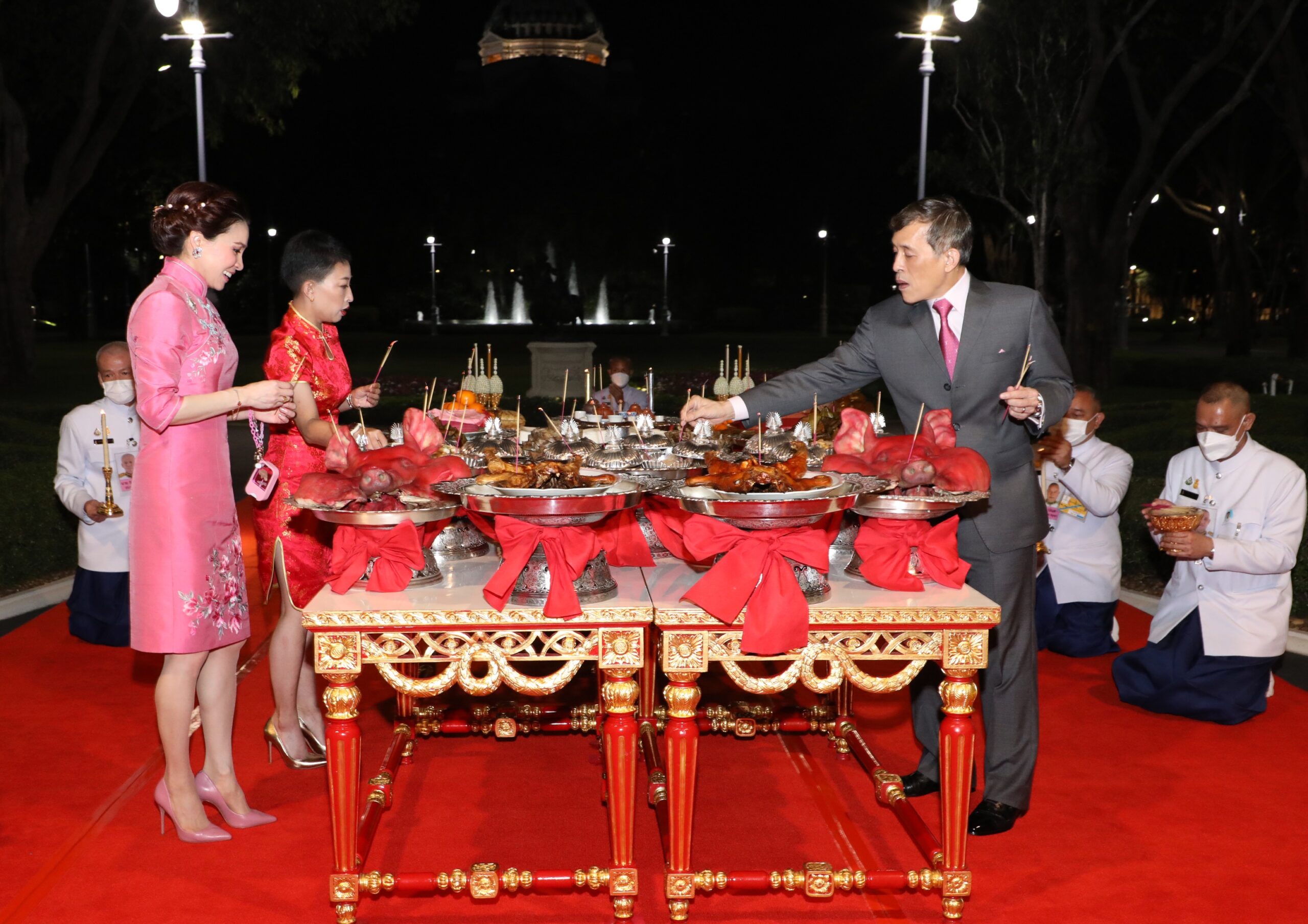 ในหลวง พระราชินี ทรงประกอบพิธีสังเวยพระป้ายในเทศกาลตรุษจีน 2565