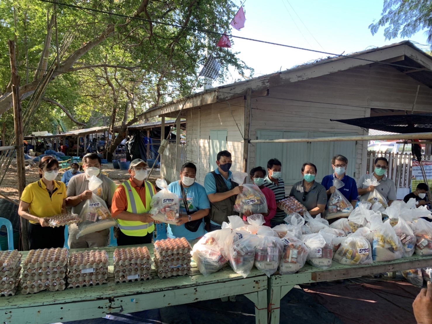 ผู้บริหาร SPRC มอบ “ถุงห่วงใย” 500 ถุง กลุ่มประมงเรือเล็กพื้นบ้านระยอง