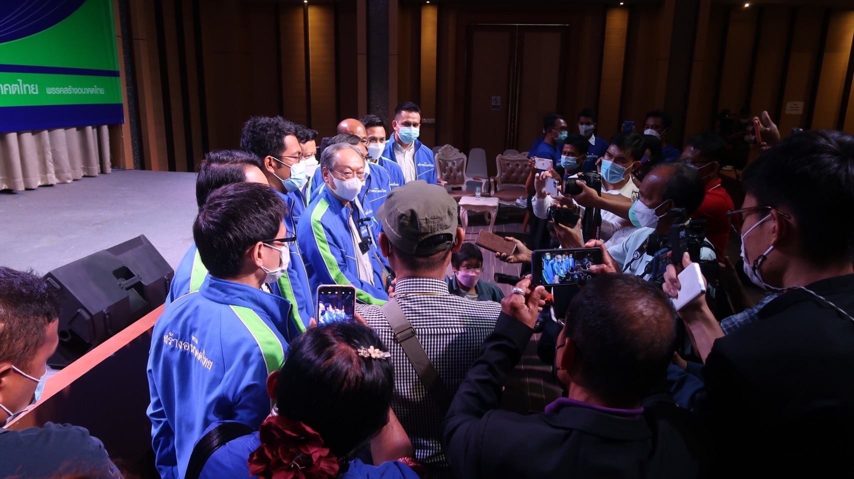สนธิรัตน์ ซัด สภาอับปางล่มซ้ำซาก แซะ ยุบสภาคืนอำนาจประชาชน