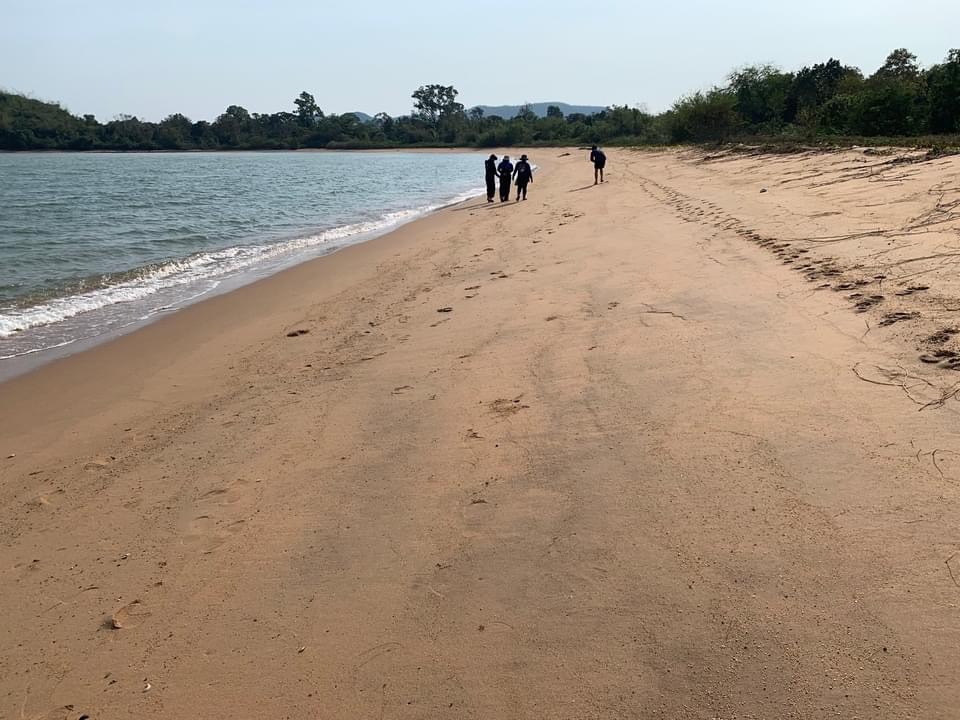 น้ำมันรั่วระยองกระทบถึงทะเลชลบุรี พบตะกอนสีดำ “หาดกินรี” สัตหีบ