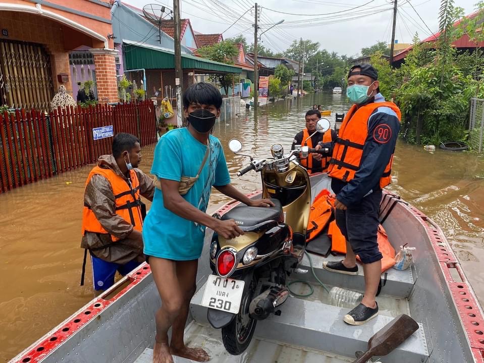 ยะลาลุยระบายน้ำท่วมเมือง เตรียมอาหาร ช่วยประชาชนขนส่งขึ้นที่สูง