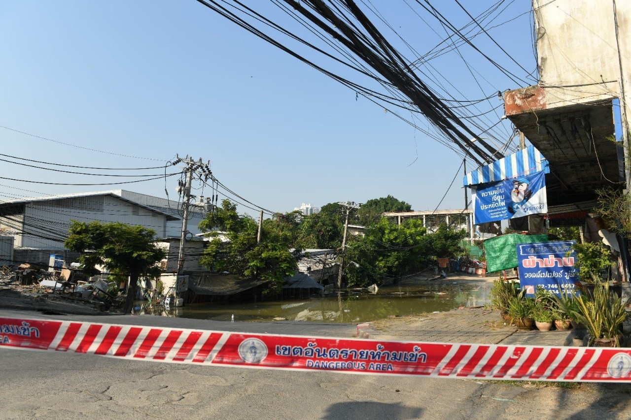 กทม. เร่งแก้ไข-เยียวยา เหตุสะพานข้ามคลองเคล็ดทรุดตัวเสียหาย