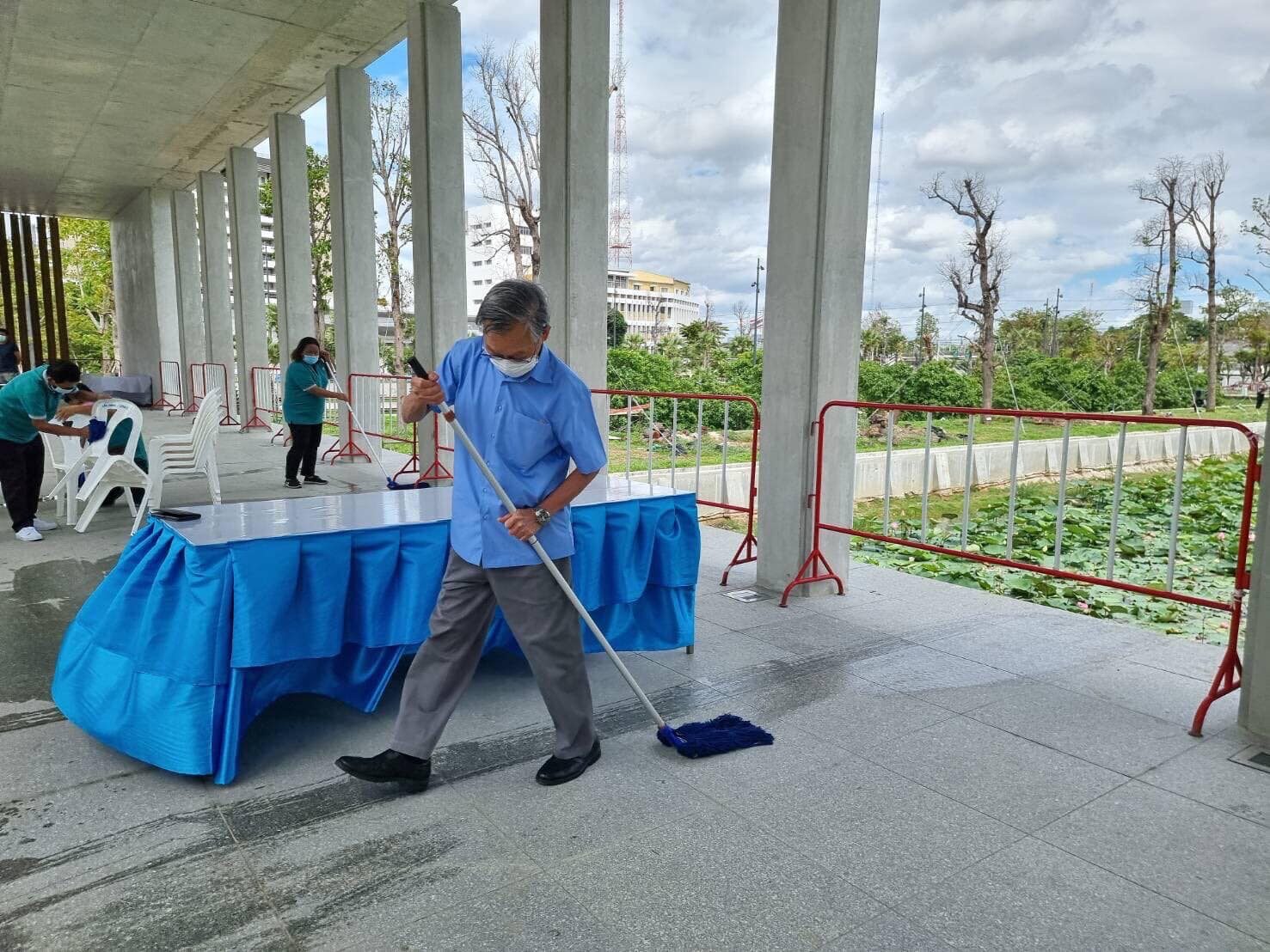 “ชวน” ช่วยแม่บ้านถูพื้นสภา “เทพไท” ยกเป็นแบบอย่างนักการเมืองรุ่นหลัง