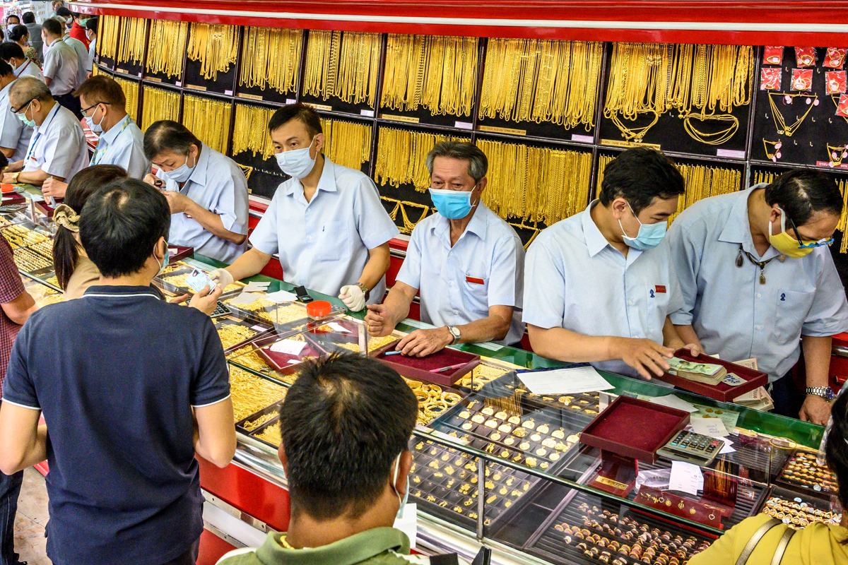 Đồng baht suy yếu đã đẩy giá vàng lên mức cao kỷ lục, vượt qua mốc 31.000 baht, gây ra tình trạng xếp hàng dài người dân trên toàn quốc để bán vàng.