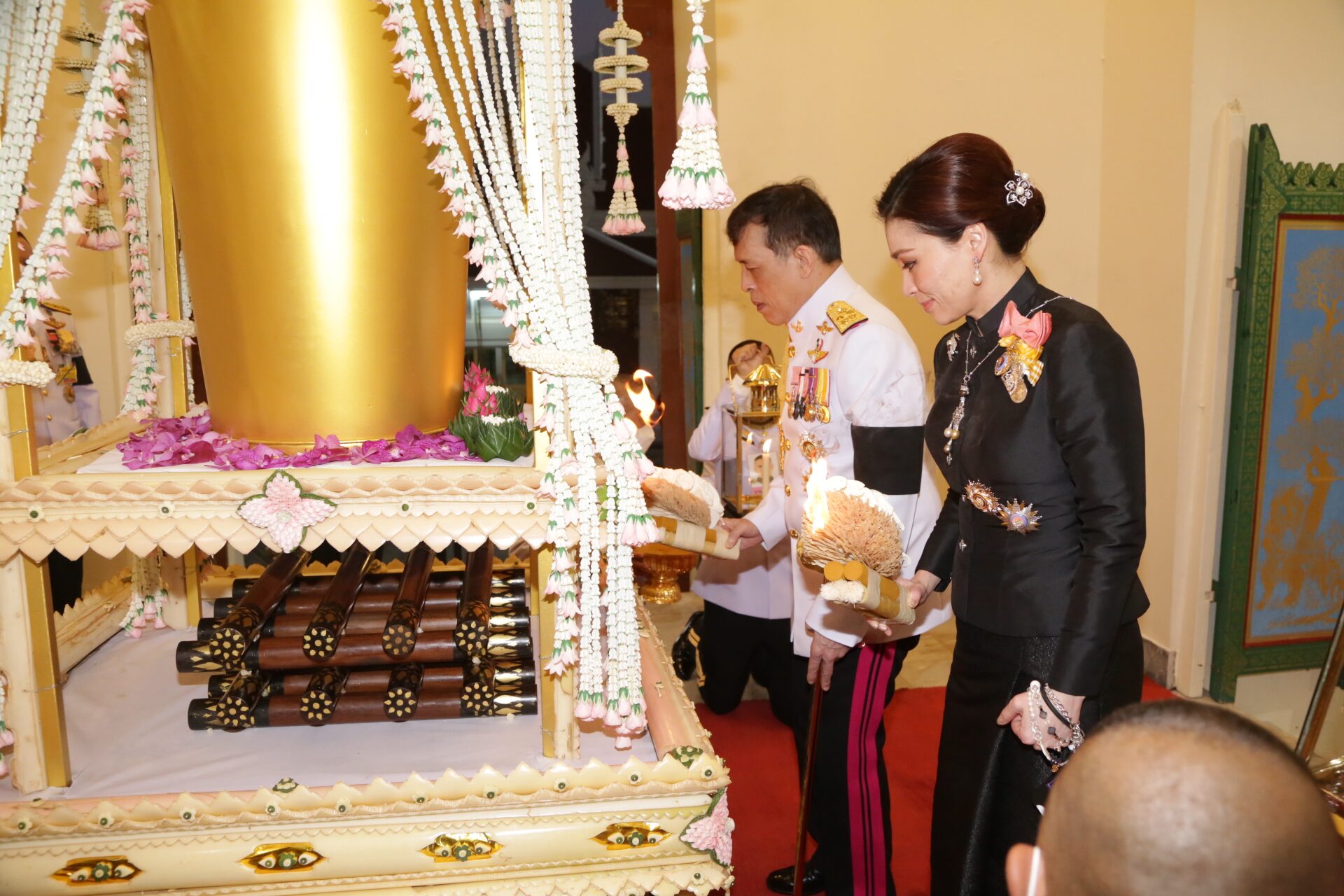 ในหลวง พระราชินี เสด็จฯพระราชทานเพลิงศพ ท่านผู้หญิงอภิรดี ยิ่งเจริญ