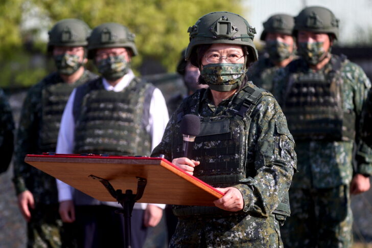 Taiwan President Tsai Ing-wen visits army reservist troop during a training in Nanshipu ไต้หวันศึกษาสงครามยูเครน หวั่นจีนเดินเกมรุกเหมือนรัสเซีย