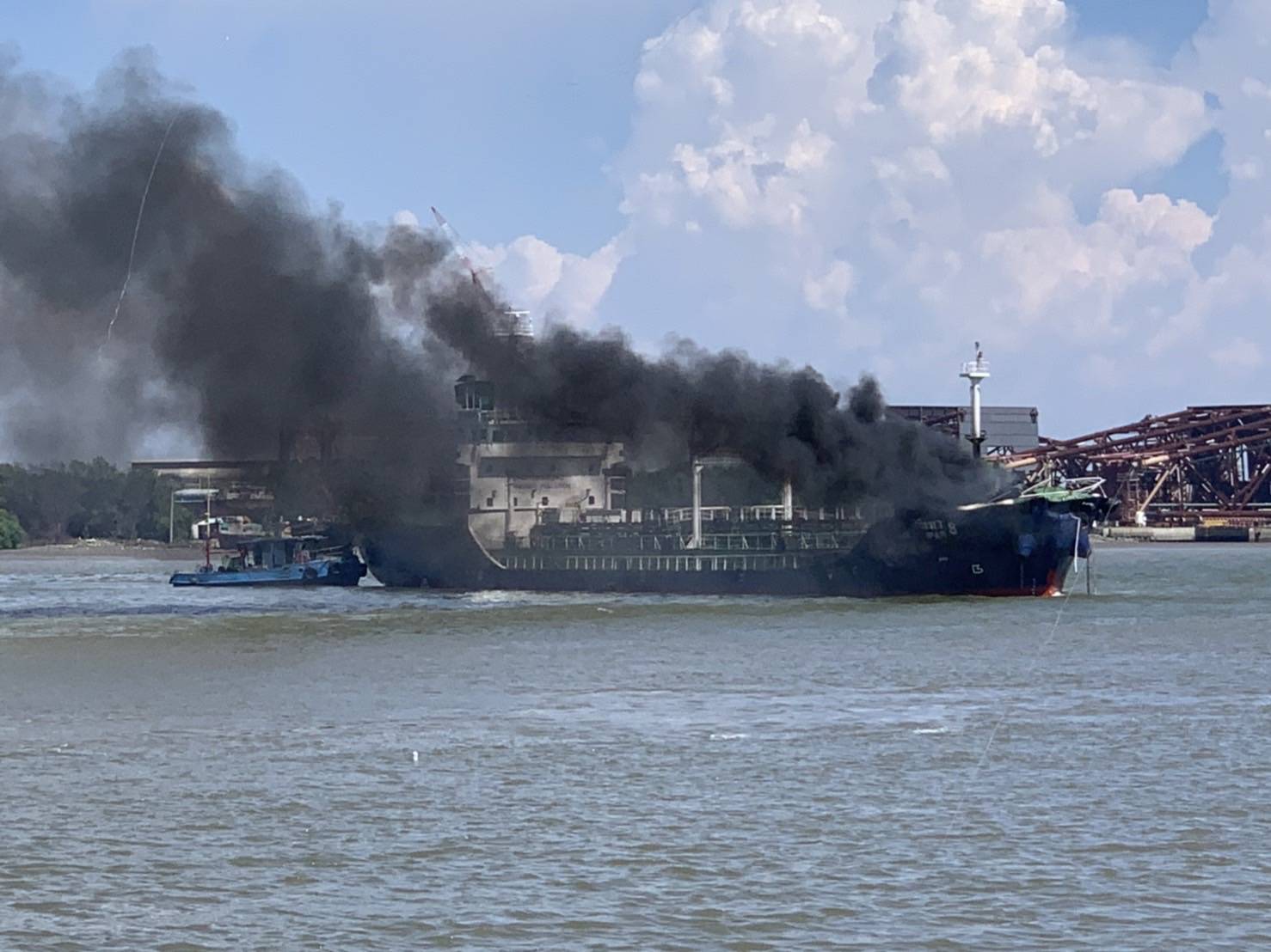 ไฟไหม้เรือบรรทุกน้ำมันระเบิดกลางแม่น้ำเจ้าพระยา ตาย 1 เจ็บ 4