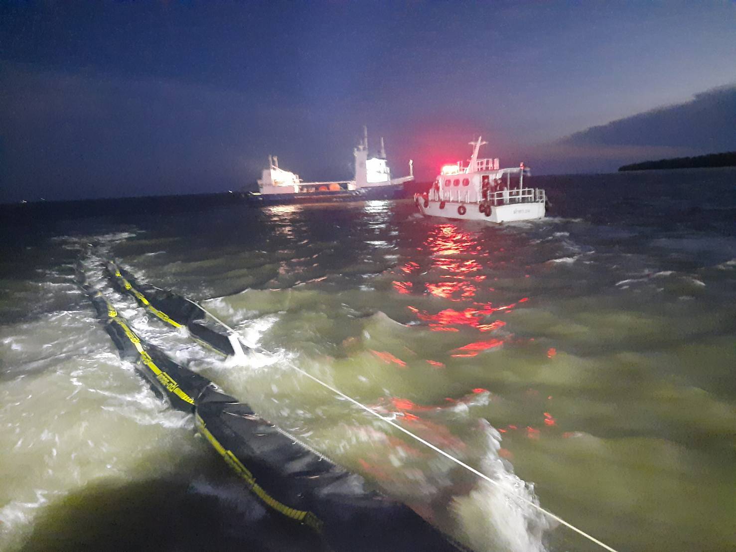 กรมเจ้าท่าแจงเรือบรรทุกน้ำมัน 3 ล้านลิตรไฟไหม้กลางเจ้าพระยา ไร้ปัญหาน้ำมันรั่ว