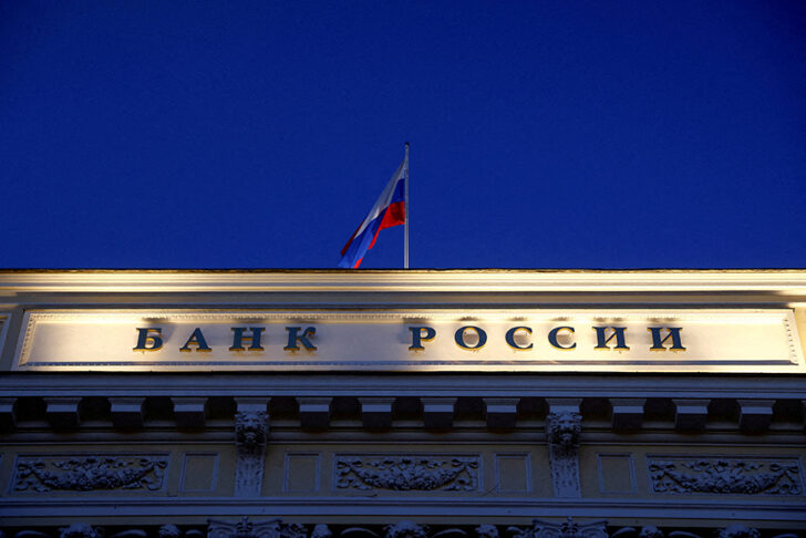 FILE PHOTO: A Russian state flag flies over the Central Bank headquarters in Moscow เงินสำรอง