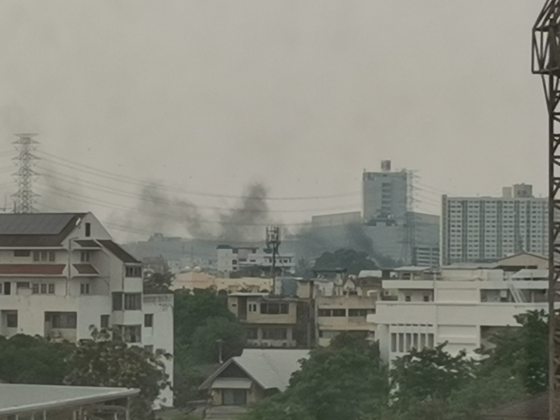ไฟไหม้ชุมชน โรงเรียนเพชรรัชต์ เจ้าหน้าที่รุดดับเพลิงแล้ว