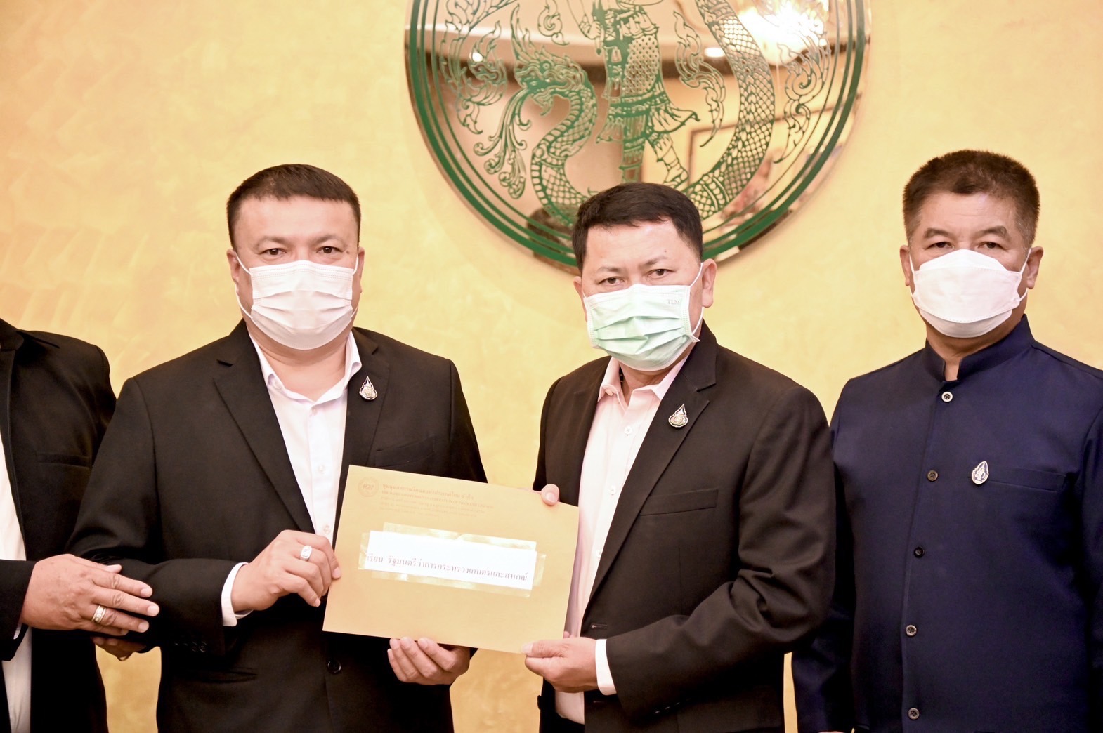 8 บริษัท-สหกรณ์ ยื่นหนังสือถึง ประยุทธ์ ร้องจัดสรรนมโรงเรียนไม่เป็นธรรม
