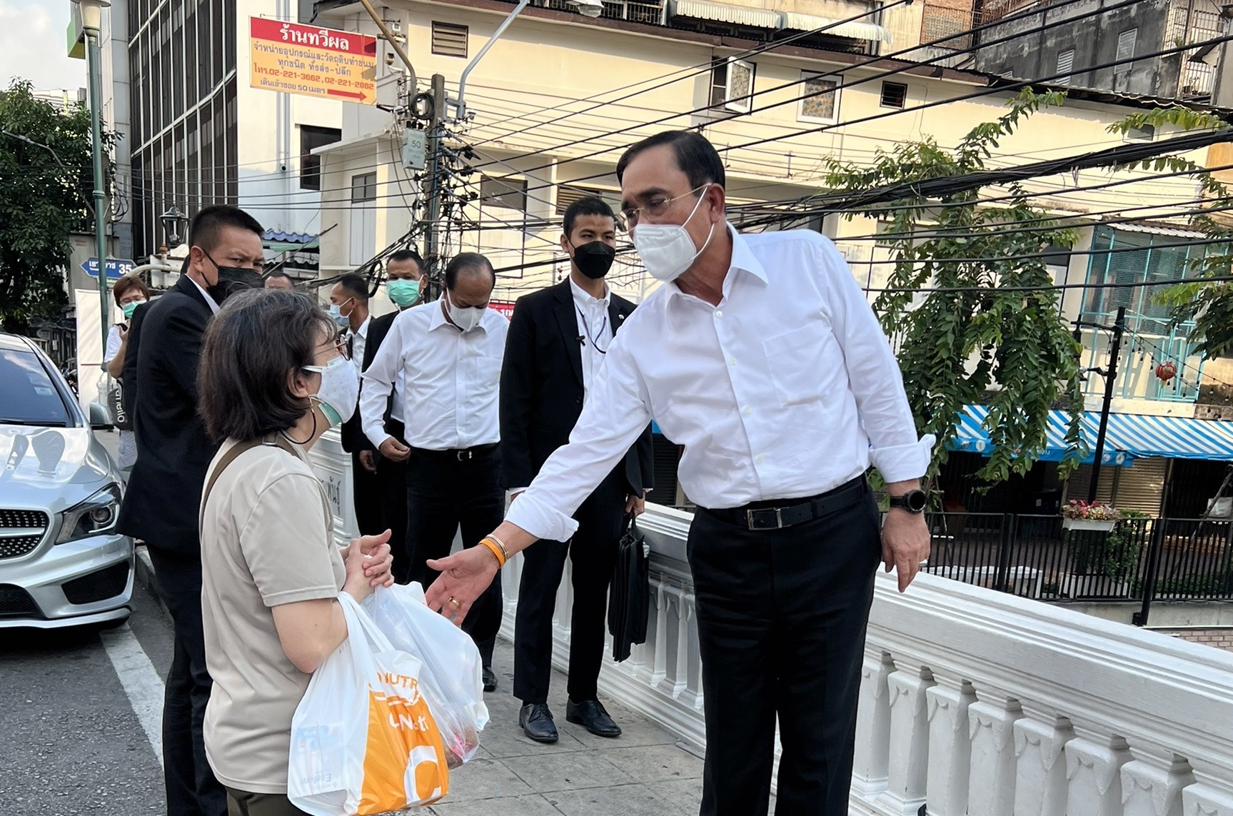 ประยุทธ์ ลงพื้นที่คลองโอ่งอ่าง พบประชาชน รับฟังปัญหา