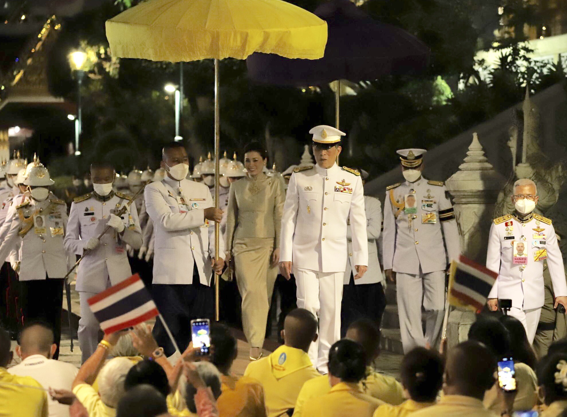 ในหลวง พระราชินี เสด็จฯเปลี่ยนเครื่องทรงพระแก้วมรกตจากฤดูหนาว เป็นฤดูร้อน