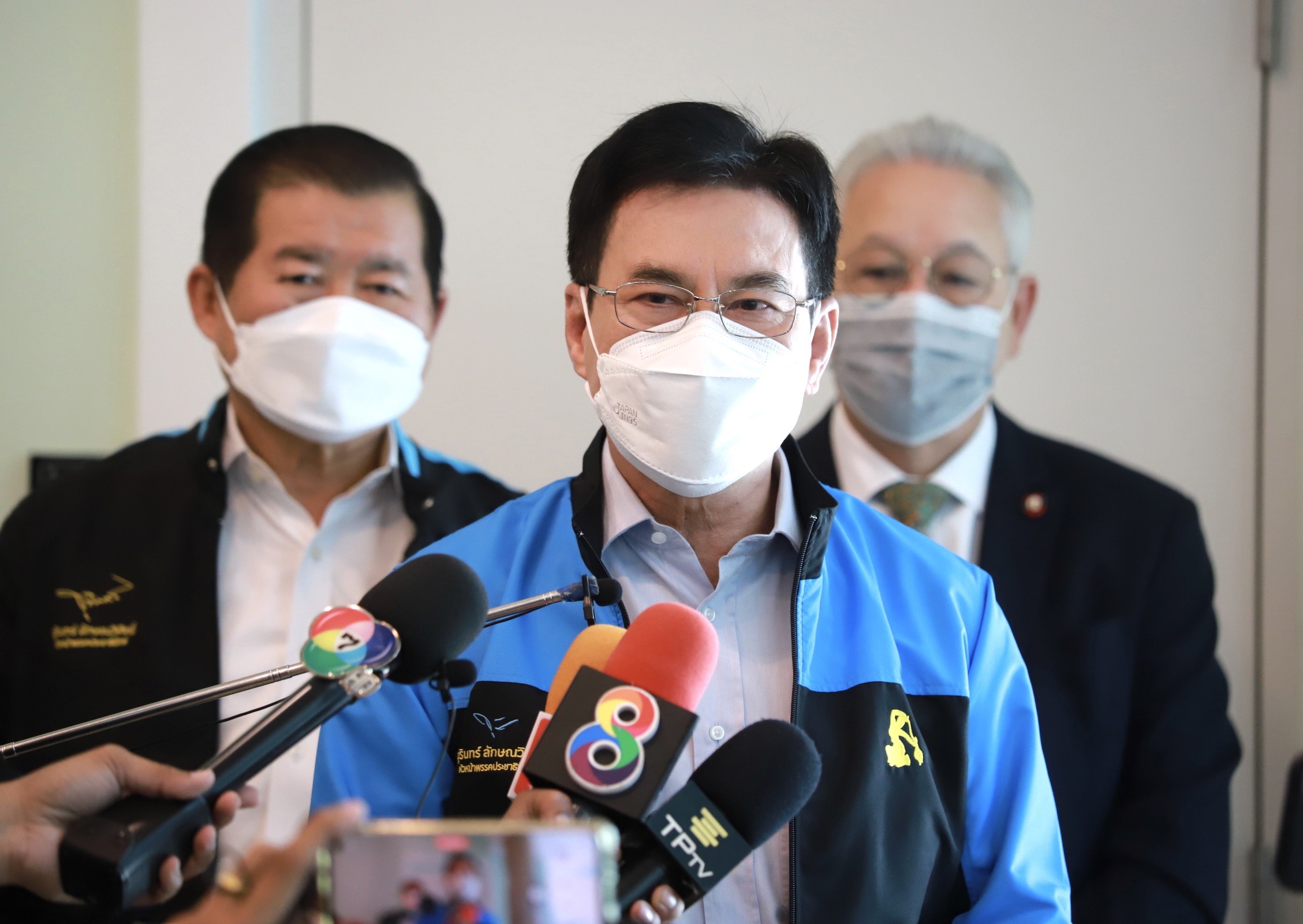 งานเลี้ยงพรรคร่วม: ประชาธิปัตย์ ปัดประยุทธ์ยุบสภา