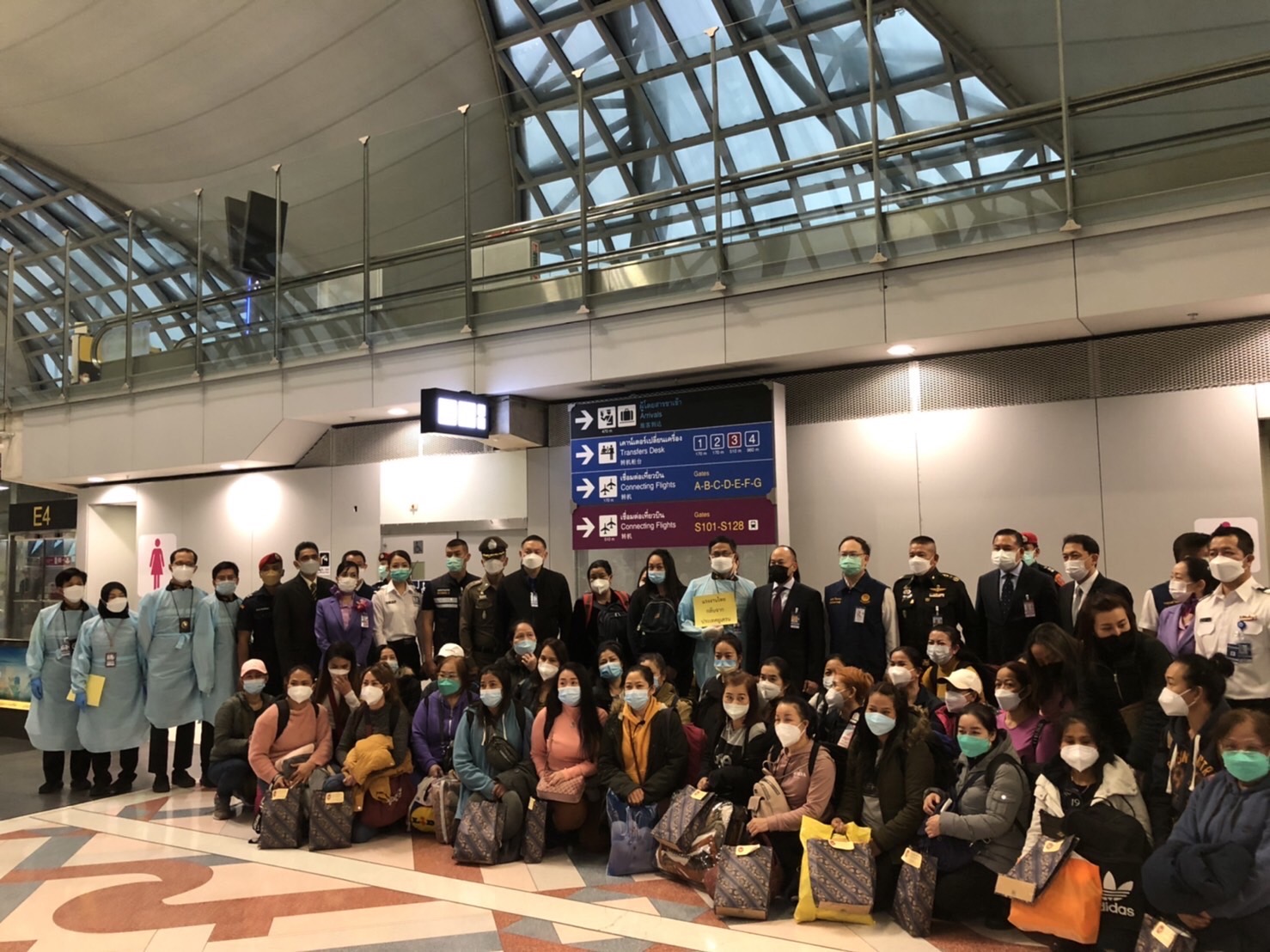 แรงงานไทยทยอยออกจาก #ยูเครน บางส่วนถึงไทยแล้ววันนี้