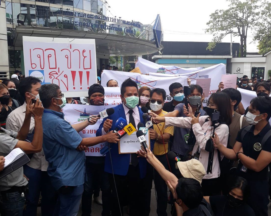 ลูกค้าโควิด “ไทยประกันภัย-อาคเนย์” ใส่ชุดดำ บุก คปภ.ทวงสิทธิเงินเคลม