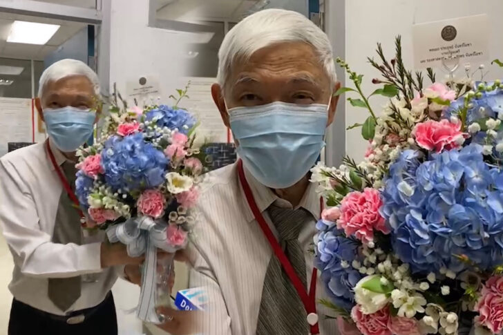 ประยุทธ์ ส่งดอกไม้ ยินดีหมอยง รับรางวัลนักเวชศาสตร์ป้องกันดีเด่นระดับชาติ ประยุทธ์ ส่งดอกไม้ ยินดีหมอยง รับรางวัลนักเวชศาสตร์ป้องกันดีเด่นระดับชาติ