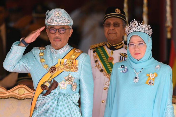 สมเด็จพระราชาธิบดี สุลต่านอับดุลละฮ์ รีอายาตุดดิน อัลมุซตาฟา บิลละฮ์ ชะฮ์ กษัตริย์หรือยังดีเปอร์ตวนอากงแห่งมาเลเซีย และสมเด็จพระราชินี ตุนกู ฮาจะฮ์ อาซีซะฮ์ อามีนะฮ์ ไมมูนะฮ์ อิซกันดารียะฮ์ รายาประไหมสุหรีอากง พระมเหสีในกษัตริย์อับดุลละฮ์