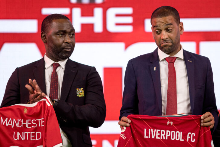 อดีตนักฟุตบอล Andy Cole (L) และ Phil Babb (R) ถือเสื้อระหว่างการแถลงข่าวที่กรุงเทพฯเมื่อวันที่ 31 มีนาคม 2565 ก่อนการแข่งขัน 