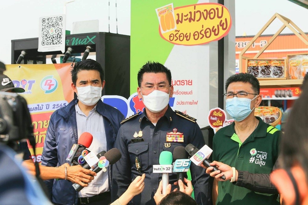 กรมการค้าภายในผนึกกำลังร่วมกับพันธมิตร แจก “ส้มลิ้ม” และ “มะม่วงอบแห้ง” ให้พี่น้องประชาชนในช่วงเทศกาลสงกรานต์นี้