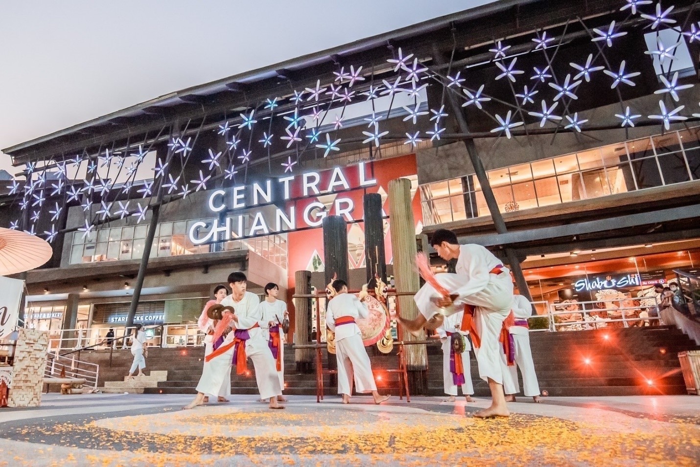 ประมวลภาพบรรยากาศความสนุกของการฉลองเทศกาลสงกรานต์ในศูนย์การค้าเซ็นทรัลทั่วประเทศ 