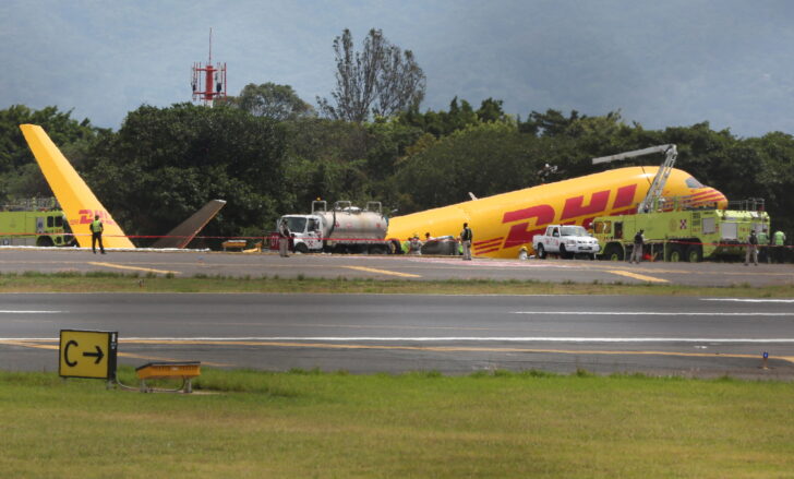 เครื่องบิน DHL หักสองท่อน เครื่องบิน DHL หักสองท่อน