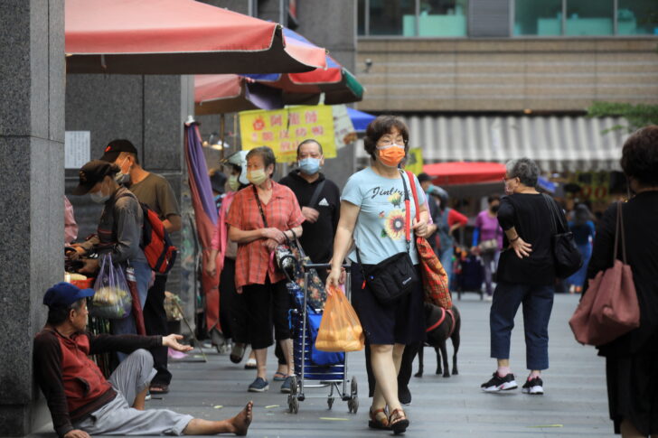 People shop at a market in Keelung สหรัฐผ่านร่างกฎหมายช่วยไต้หวันฟื้นสถานะ WHO